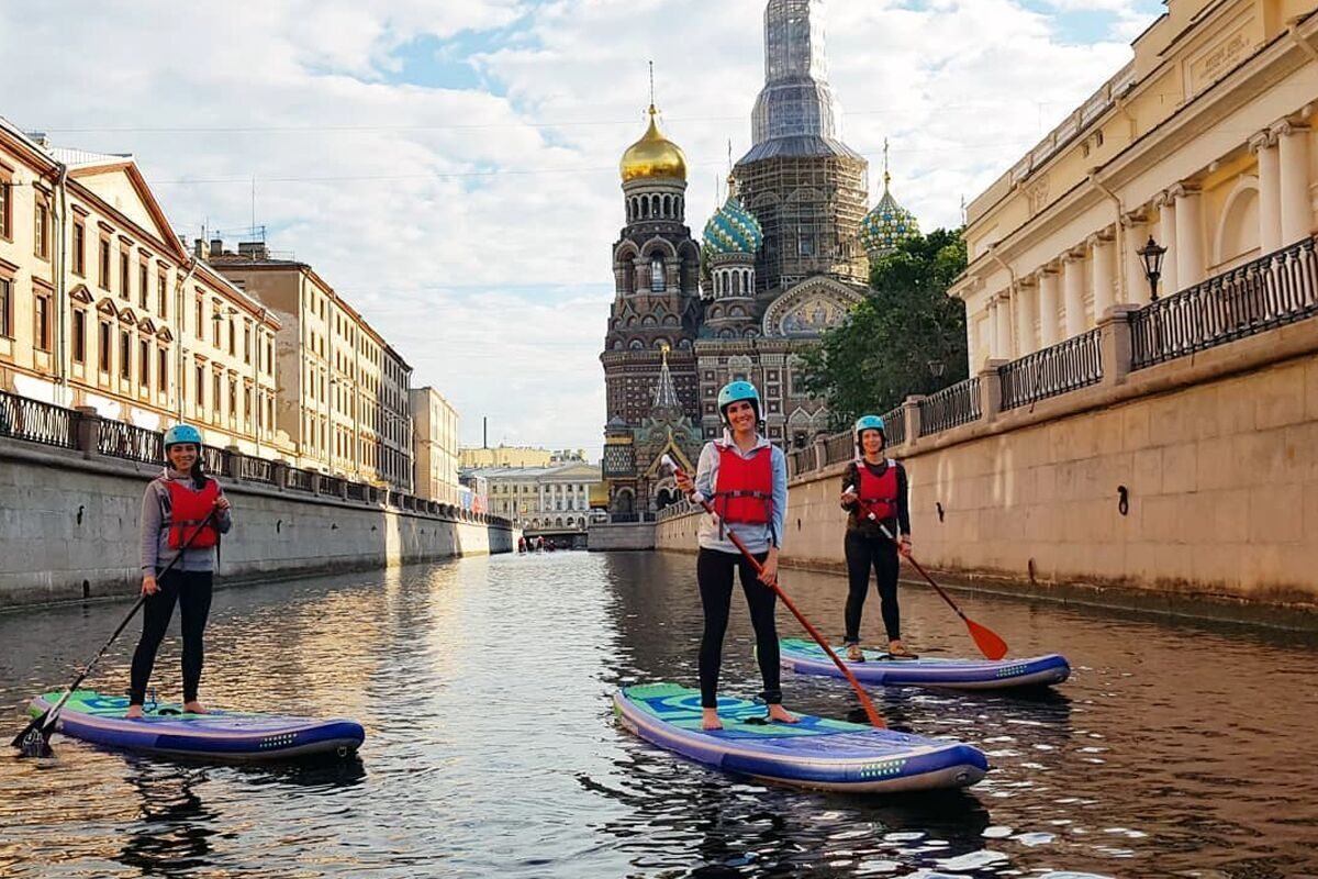 Санкт петербурге ежедневно. Sup прогулка Санкт-Петербург. САП серфинг СПБ. САП серфинг по каналам в Санкт-Петербурге. На САП борд в Петербурге.